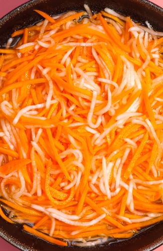 do-chua-vietnamese-pickled-daikon-and-carrots