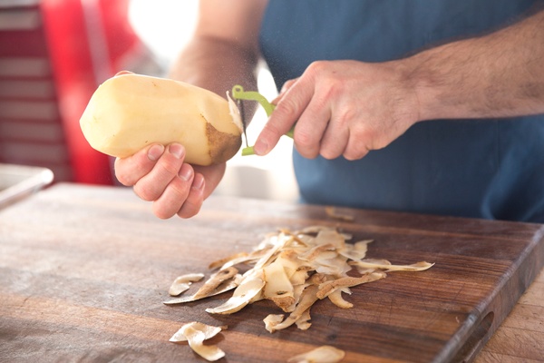 Peel potatos