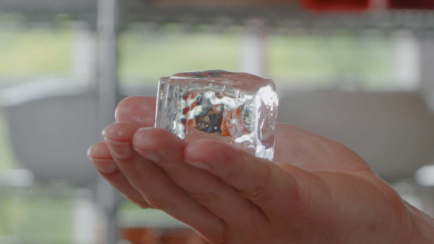 Making perfectly clear ice cubes with True Cube 