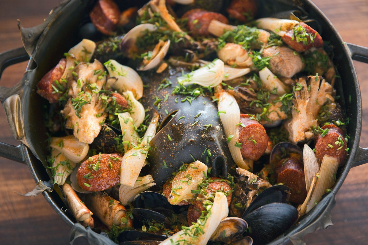 Clam bake made in a Dutch oven (USA) – License image – 11506875 ❘ Image  Professionals